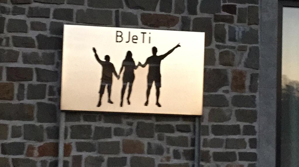 naambord Bjeti aan huis